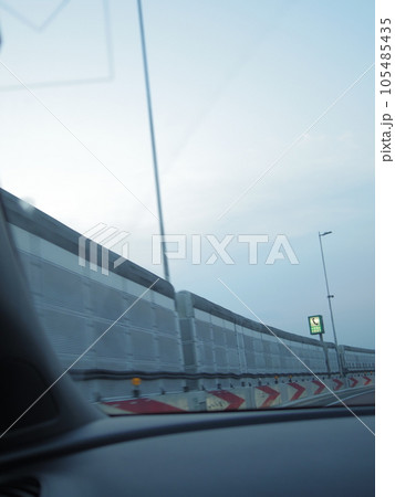 高速道路を走行する車 105485435