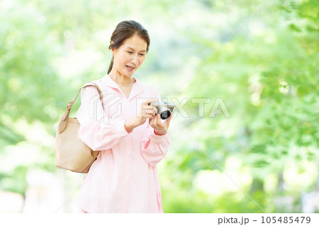 カメラを持つミドルの女性 105485479