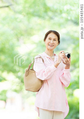 カメラを持つミドルの女性 105485481