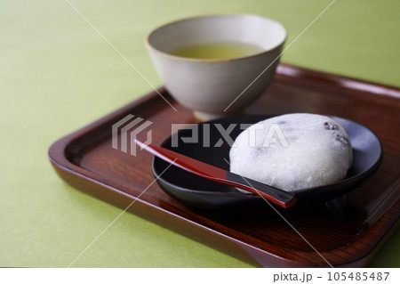 四角い木のお盆にのった豆大福とお茶 四角い木のお盆にのった豆大福とお茶 105485487