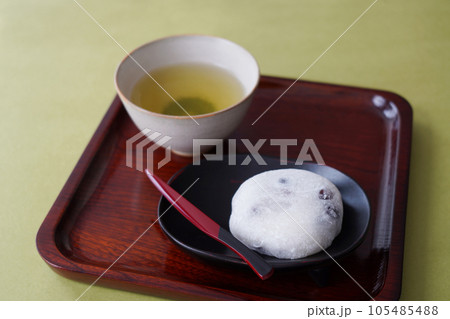四角い木のお盆にのった豆大福とお茶 105485488