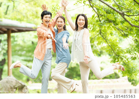 友達と旅行を楽しむミドルの女性 105485563