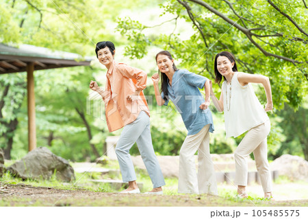 友達と旅行を楽しむミドルの女性 友達と旅行を楽しむミドルの女性 105485575