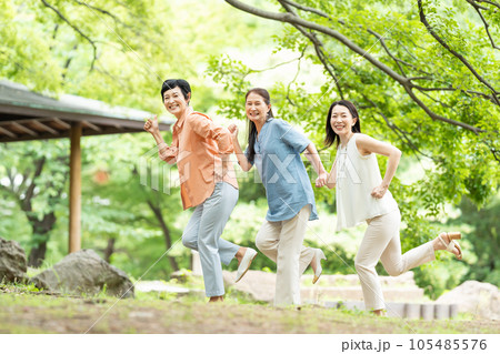 友達と旅行を楽しむミドルの女性 友達と旅行を楽しむミドルの女性 105485576