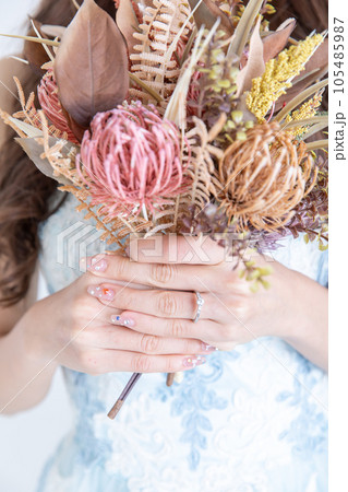 ブーケ持った女性　woman with a bouquet 105485987