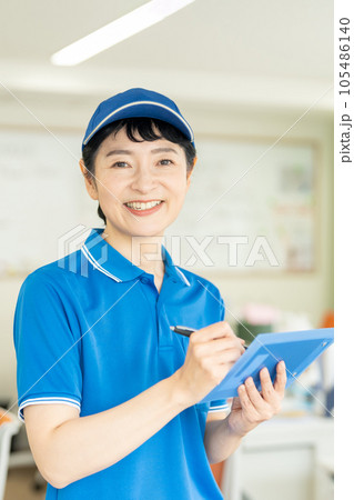 荷物を届ける宅配便の女性ドライバー 荷物を届ける宅配便の女性ドライバー 105486140