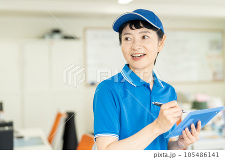 荷物を届ける宅配便の女性ドライバー 荷物を届ける宅配便の女性ドライバー 105486141