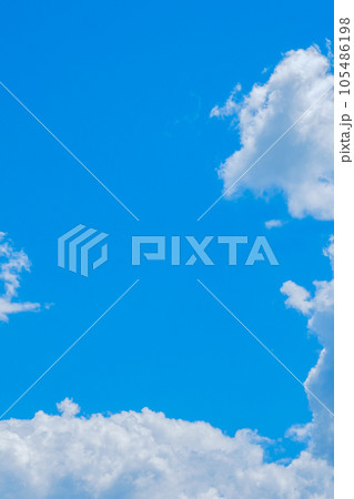 【写真素材】 青空　空　夏の空　背景素材　8月　コピースペース	 105486198