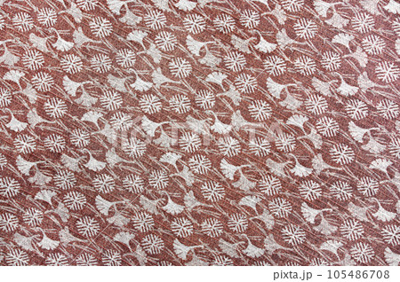 日本伝統紋様の銀杏葉、松葉 日本伝統紋様の銀杏葉、松葉 105486708