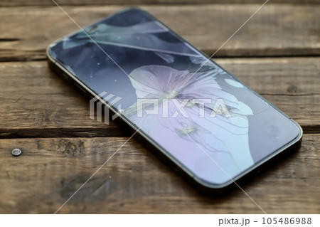 画面がバキバキのスマートフォン 画面がバキバキのスマートフォン 105486988