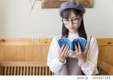カフェで読書をする若い女性 105487144