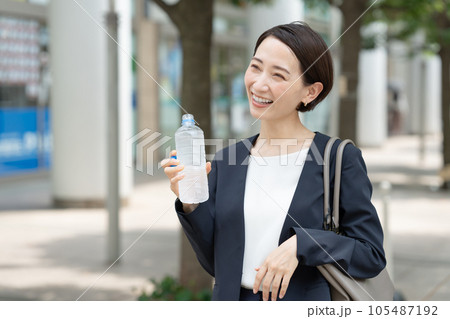 水を持つ女性　ビジネス　スーツ 105487192
