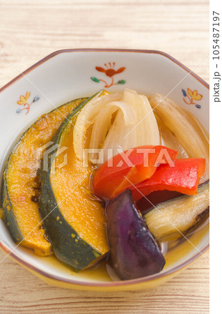 夏の味覚　冷し夏野菜 105487197
