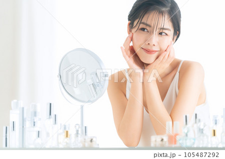 メイクルームでスキンケアをするショートヘアの若い女性 105487292