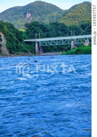 利根川　上越線鉄橋　赤城町棚下付近　早朝の風景　　 105487757