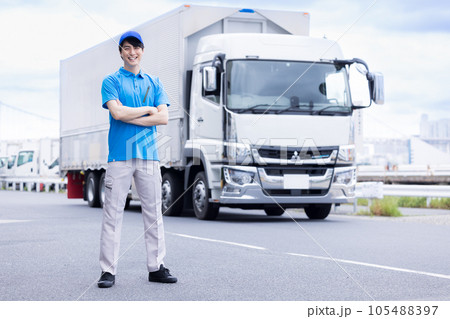 トラックの前に立つドライバー 105488397