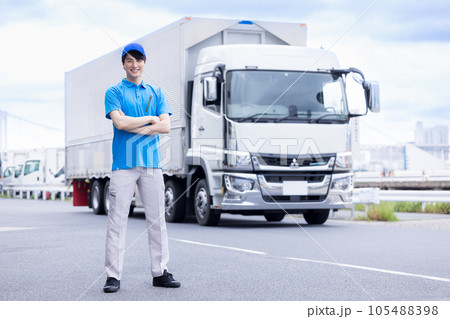トラックの前に立つドライバー トラックの前に立つドライバー 105488398