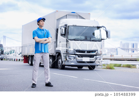トラックの前に立つドライバー 105488399