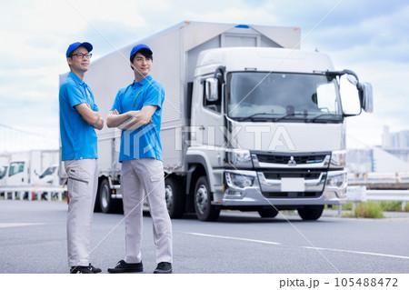 トラックの前に立つドライバー トラックの前に立つドライバー 105488472