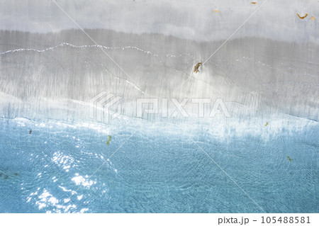 エメラルドグリーンの美しい波打ち際（空撮 真俯瞰） 105488581