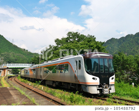上麻生駅を走行するHC85特急ひだ　JR高山本線 105488792
