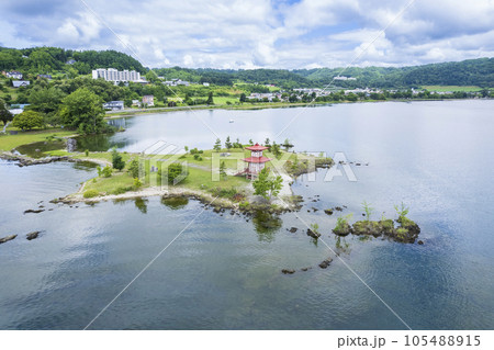 洞爺湖 浮見堂を空撮 105488915