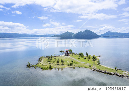 洞爺湖 浮見堂と中島を空撮 105488917