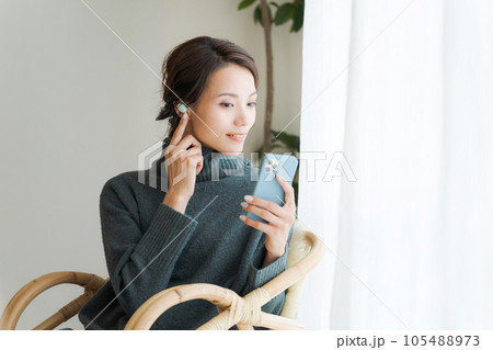 音楽を聴く女性 105488973