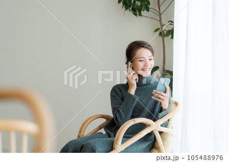 音楽を聴く女性 105488976