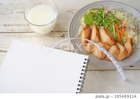 健康的なダイエット計画を考える　サラダとチキンと牛乳とノートとメジャー 105489114