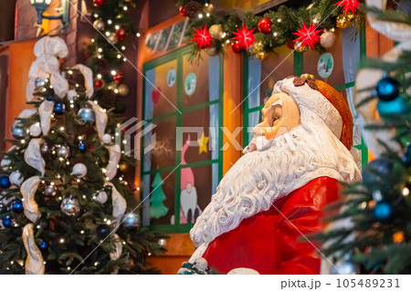 クリスマス サンタクロース 飾り 12月 冬 イベント 行事 コピースペース クリスマス サンタクロース 飾り 12月 冬 イベント 行事 コピースペース 105489231