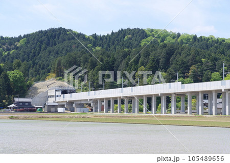 北陸新幹線   文殊山第2福井トンネル入口付近　福井市二上町　2023年5月 105489656