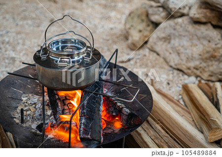 たき火 焚き火 焚き火台 ヤカン ケトル 湯沸かし 熾火 炎 キャンプ 野営 105489884