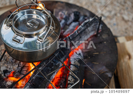 たき火 焚き火 焚き火台 ヤカン ケトル 湯沸かし 熾火 炎 キャンプ 野営 105489897