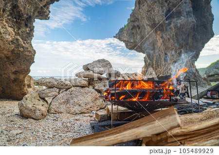 焚き火 焚き火台 海キャンプ 海辺 青空 岩場 野営 ソロキャンプ 炎 火 キャンプファイヤー 105489929