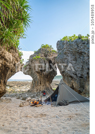 キャンプ 野営 一人キャンプ 無骨 岩場 屋外 焚き火 テント設営  105489958