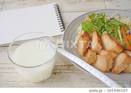 健康的なダイエット計画を考える サラダとチキンと牛乳とノートとメジャー 健康的なダイエット計画を考える サラダとチキンと牛乳とノートとメジャー 105490107