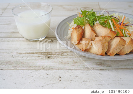 糖質無しのヘルシーメニュー サラダとチキンと牛乳 糖質無しのヘルシーメニュー サラダとチキンと牛乳 105490109