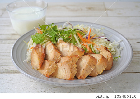 糖質無しのヘルシーメニュー　サラダとチキンと牛乳 105490110