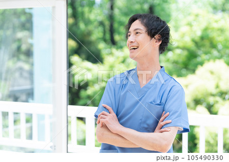 笑顔の男性医師 105490330