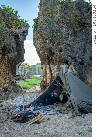キャンプ テント設営 一人テント 無骨 野営 自然 屋外 ソロキャンプ 冒険 コピースペース 105490394