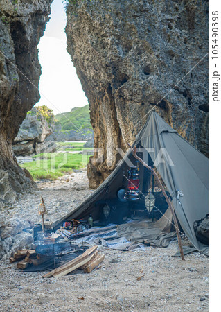 キャンプ テント設営 一人テント 無骨 野営 自然 屋外 ソロキャンプ 空 青空 コピースペース キャンプ テント設営 一人テント 無骨 野営 自然 屋外 ソロキャンプ 空 青空 コピースペース 105490398