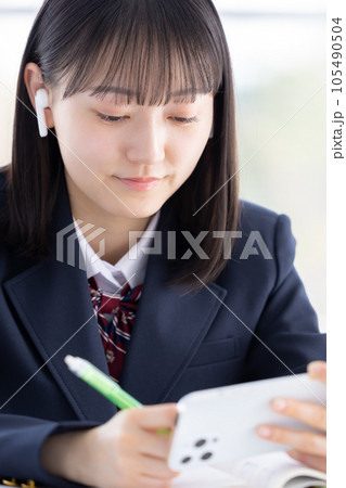 スマホを使って勉強する女子高生 スマホを使って勉強する女子高生 105490504