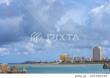 沖縄　アラハビーチからアメリカンビレッジを望む 105490584