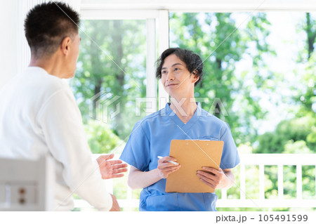 診察する医者とシニア患者 診察する医者とシニア患者 105491599
