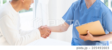 握手する医者とシニア患者 握手する医者とシニア患者 105491603