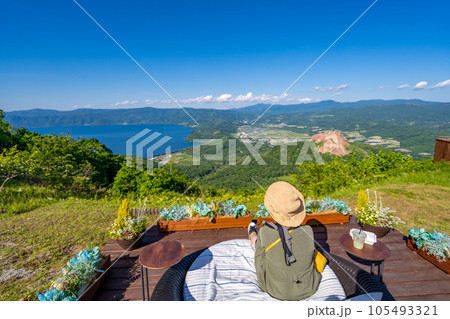 有珠山洞爺湖展望台　昭和新山　展望台　女性 105493321