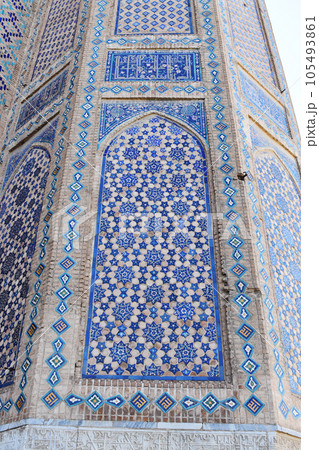 ウズベキスタンの青い幾何学模様のタイル 105493861
