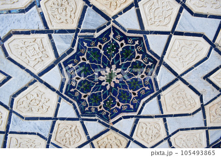 ウズベキスタンの青い幾何学模様のタイル 105493865