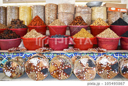 きれいにディスプレイされたドライフルーツとナッツ、ウズベキスタンの市場 きれいにディスプレイされたドライフルーツとナッツ、ウズベキスタンの市場 105493867